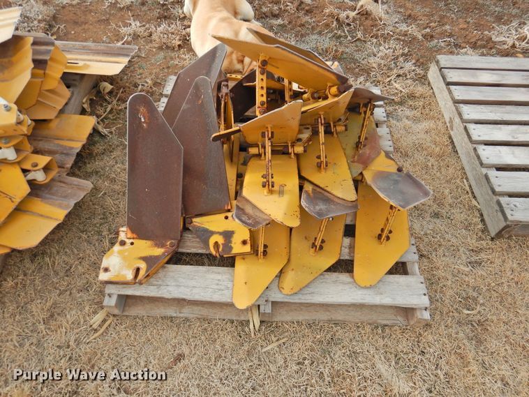 image for item HN9081 Buffalo 6300  row crop cultivator