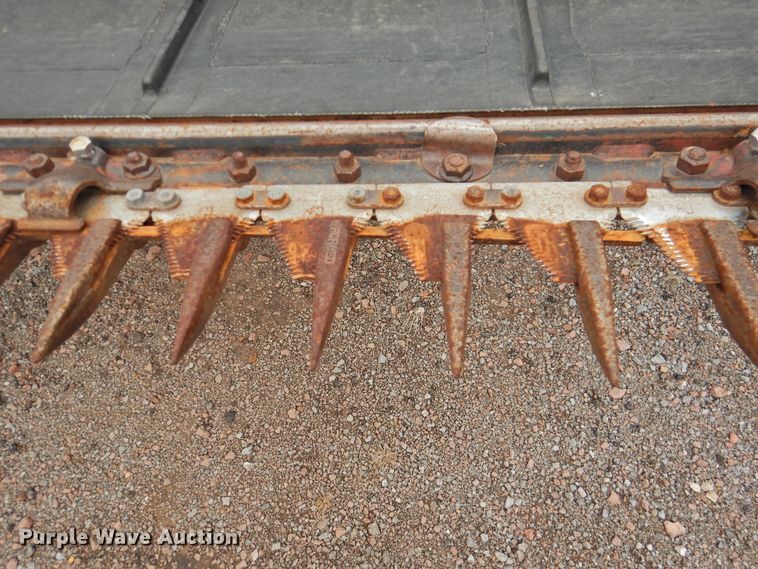 image for item HN9108 2000 Case IH 1042  draper head