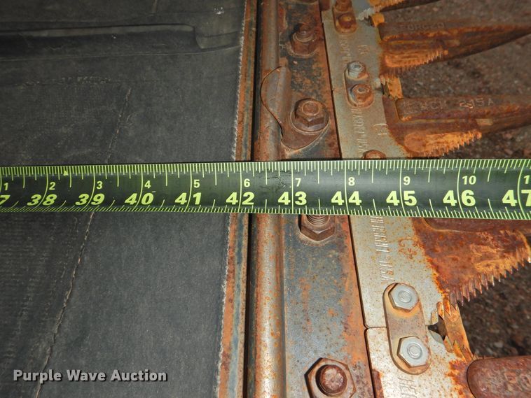 image for item HN9108 2000 Case IH 1042  draper head