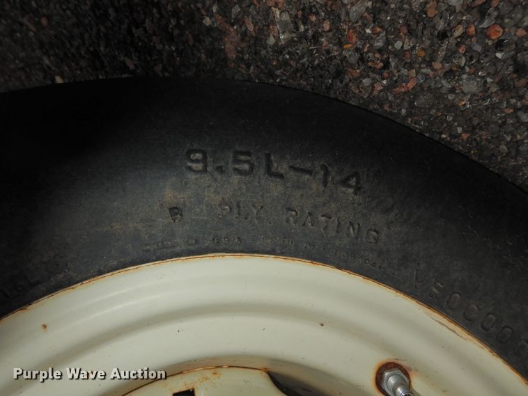 image for item HN9108 2000 Case IH 1042  draper head