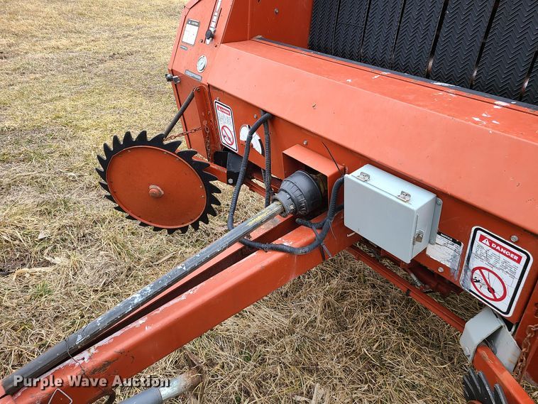image for item IA9248 1994 Hesston 565A  round baler