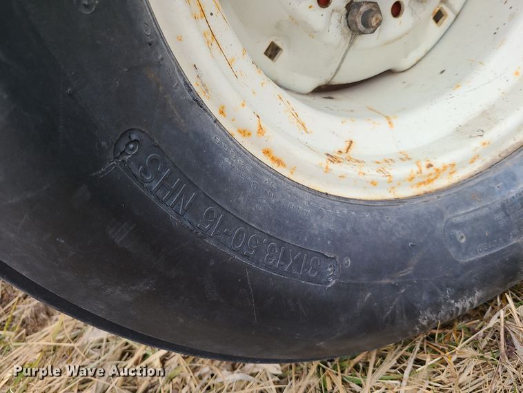 image for item IA9248 1994 Hesston 565A  round baler