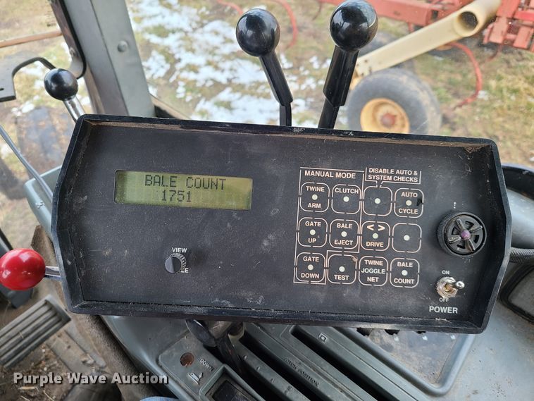 image for item IA9248 1994 Hesston 565A  round baler