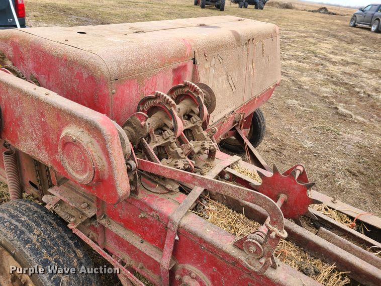 image for item IA9252 New Holland S67  small square baler