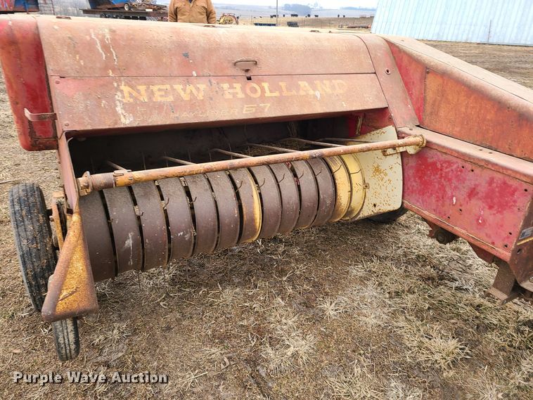 image for item IA9252 New Holland S67  small square baler