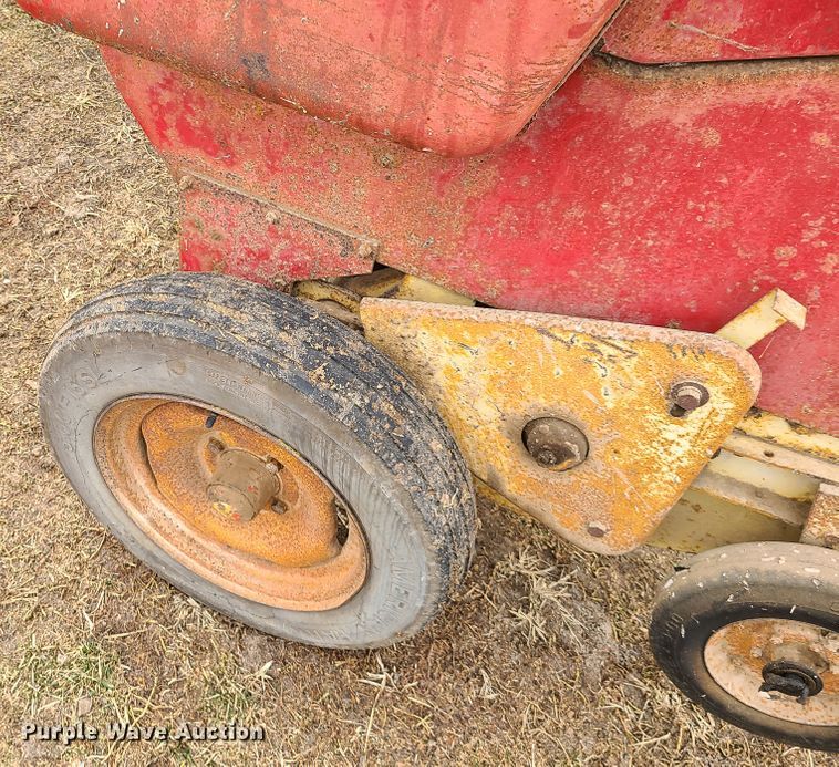 image for item IA9252 New Holland S67  small square baler