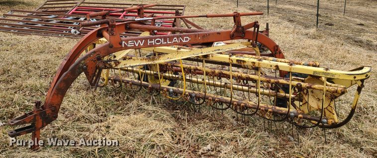 image for item IA9253 New Holland Rolabar 256 hay rake
