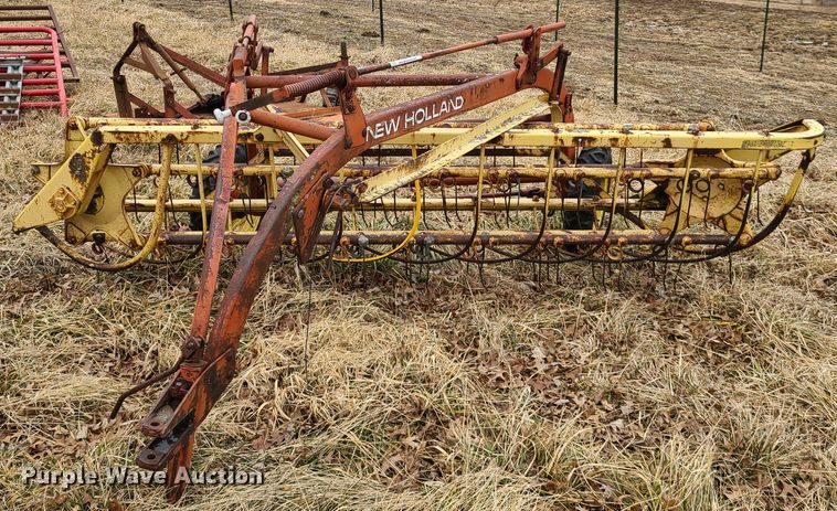 image for item IA9253 New Holland Rolabar 256 hay rake