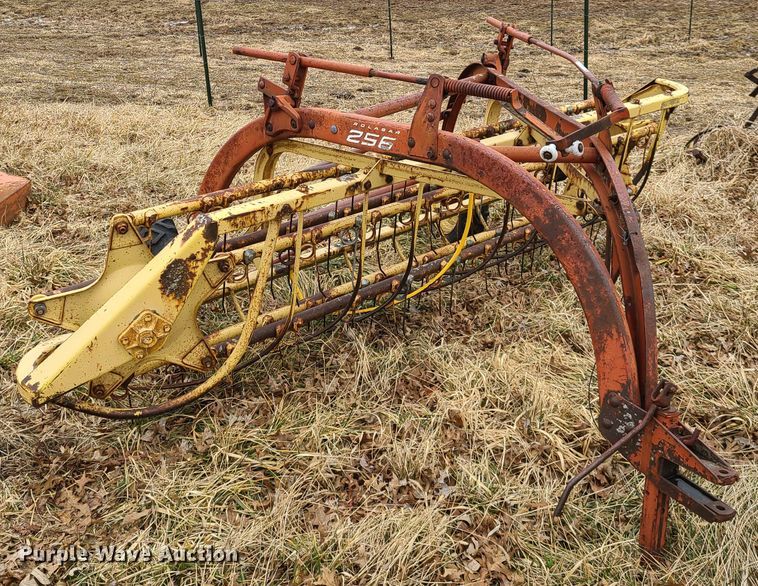 image for item IA9253 New Holland Rolabar 256 hay rake