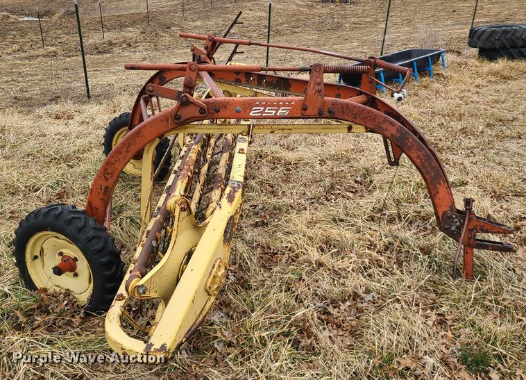 image for item IA9253 New Holland Rolabar 256 hay rake