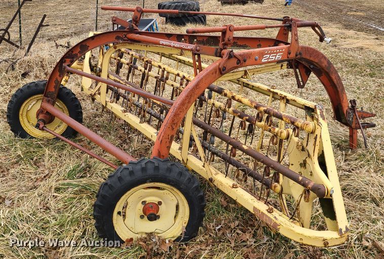 image for item IA9253 New Holland Rolabar 256 hay rake