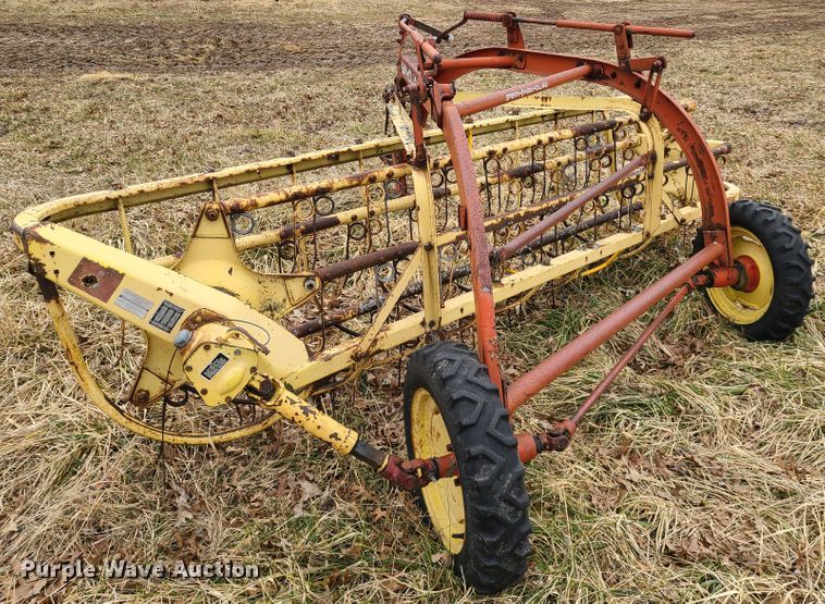 image for item IA9253 New Holland Rolabar 256 hay rake