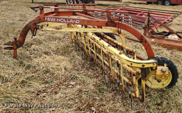 image for item IA9253 New Holland Rolabar 256 hay rake