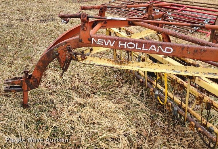 image for item IA9253 New Holland Rolabar 256 hay rake