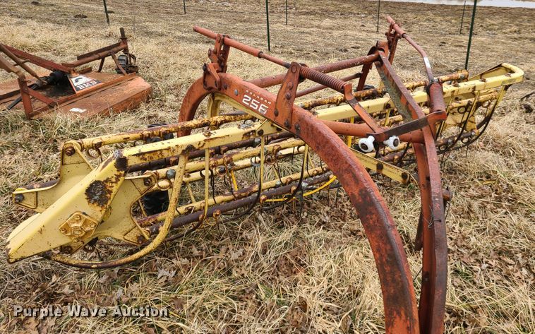 image for item IA9253 New Holland Rolabar 256 hay rake
