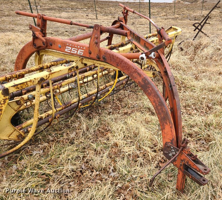 image for item IA9253 New Holland Rolabar 256 hay rake