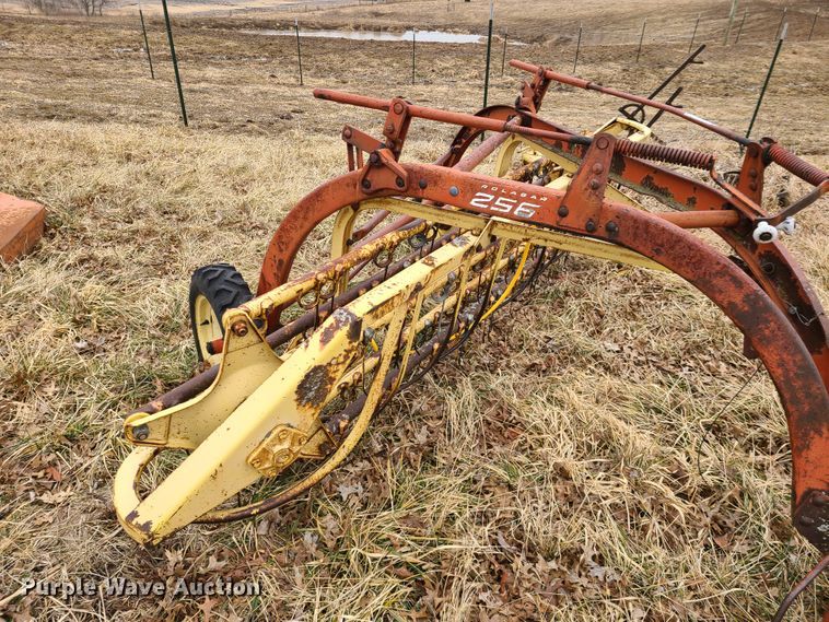 image for item IA9253 New Holland Rolabar 256 hay rake
