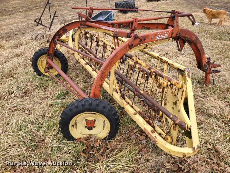 image for item IA9253 New Holland Rolabar 256 hay rake