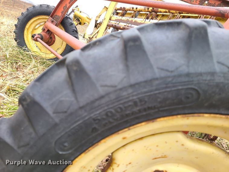 image for item IA9253 New Holland Rolabar 256 hay rake