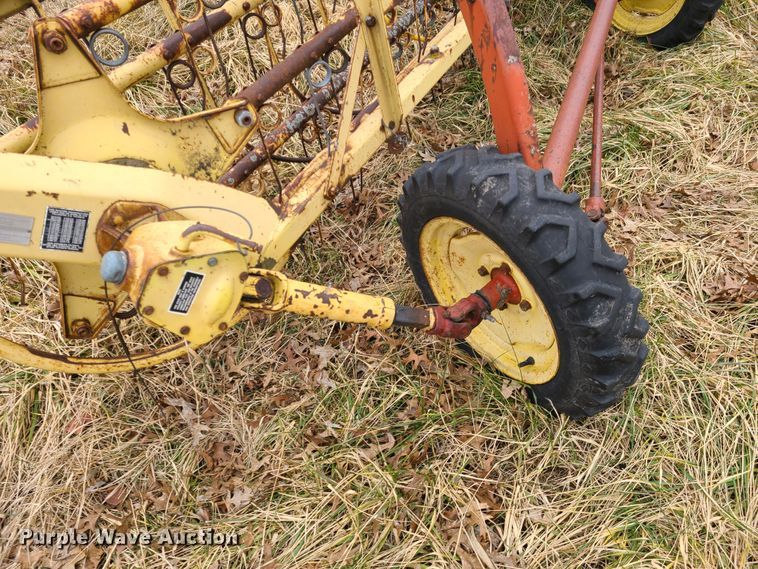 image for item IA9253 New Holland Rolabar 256 hay rake
