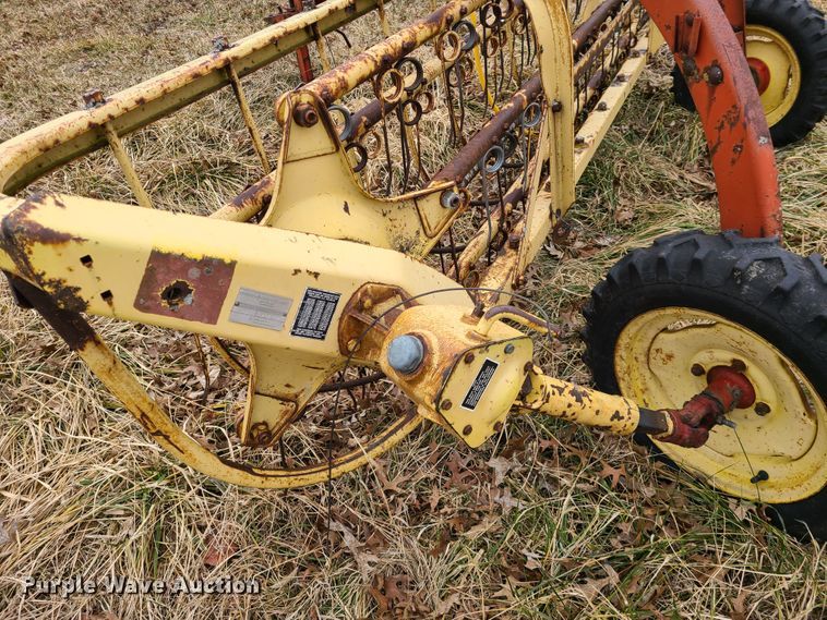 image for item IA9253 New Holland Rolabar 256 hay rake