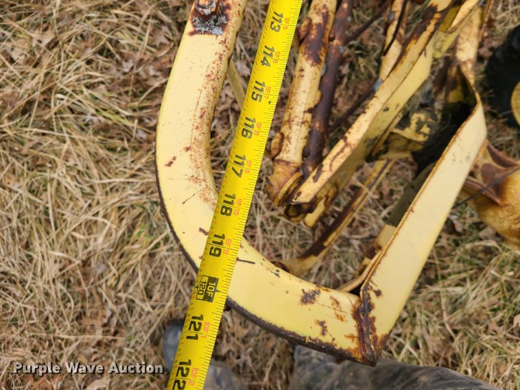 image for item IA9253 New Holland Rolabar 256 hay rake