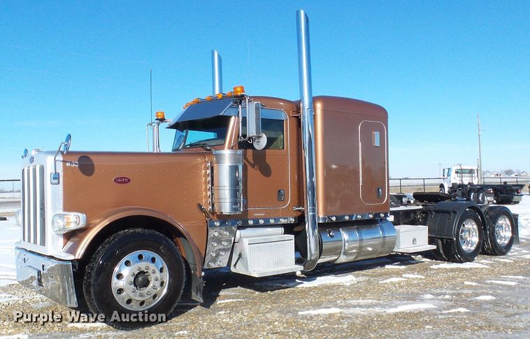 image for item DC2765 2013 Peterbilt 389  semi truck