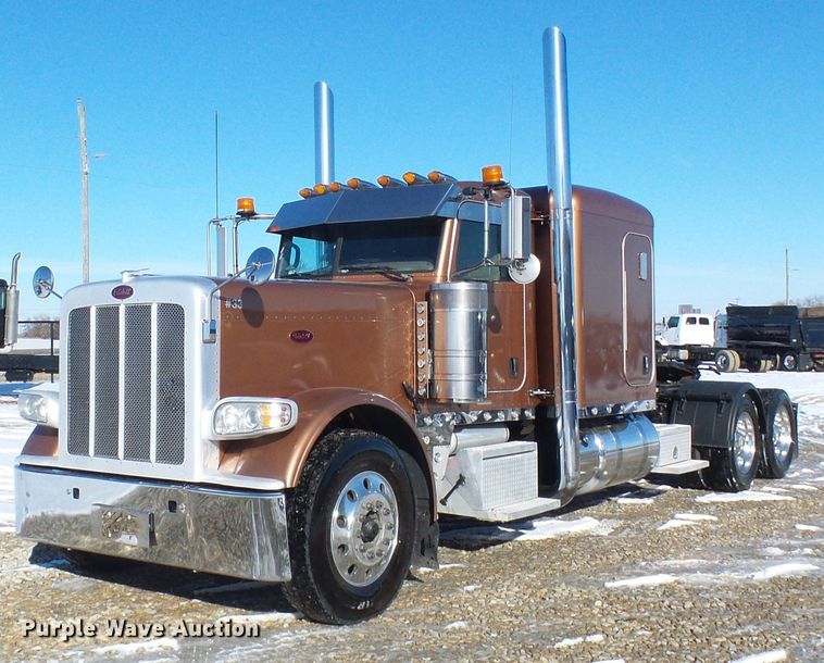 image for item DC2765 2013 Peterbilt 389  semi truck