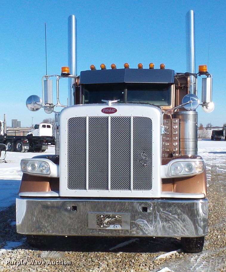 image for item DC2765 2013 Peterbilt 389  semi truck