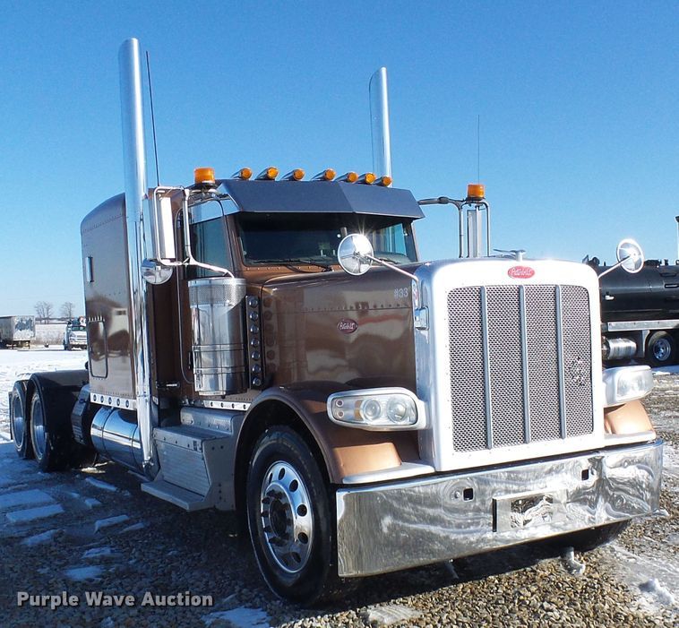 image for item DC2765 2013 Peterbilt 389  semi truck