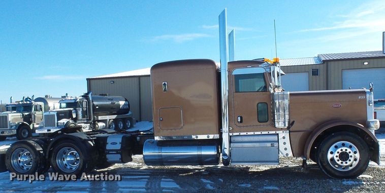 image for item DC2765 2013 Peterbilt 389  semi truck