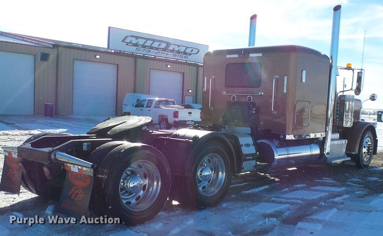 image for item DC2765 2013 Peterbilt 389  semi truck