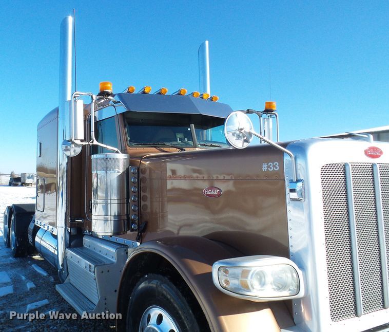 image for item DC2765 2013 Peterbilt 389  semi truck