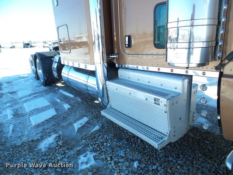 image for item DC2765 2013 Peterbilt 389  semi truck