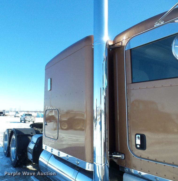image for item DC2765 2013 Peterbilt 389  semi truck