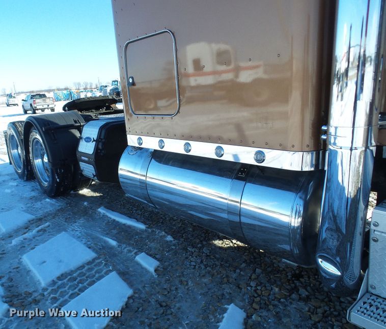 image for item DC2765 2013 Peterbilt 389  semi truck