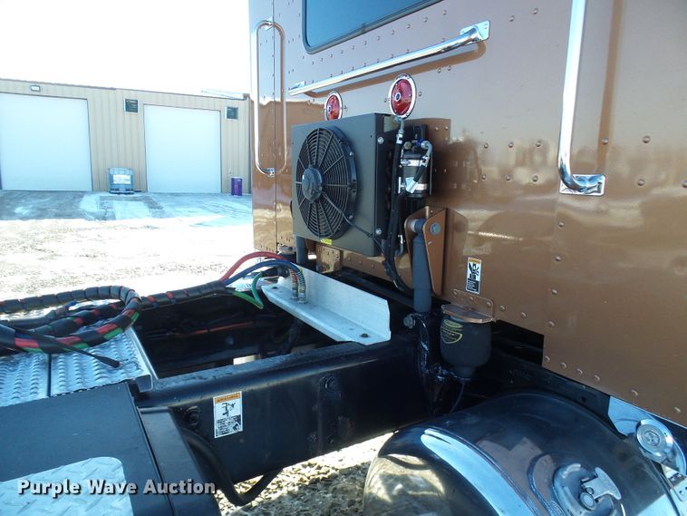 image for item DC2765 2013 Peterbilt 389  semi truck