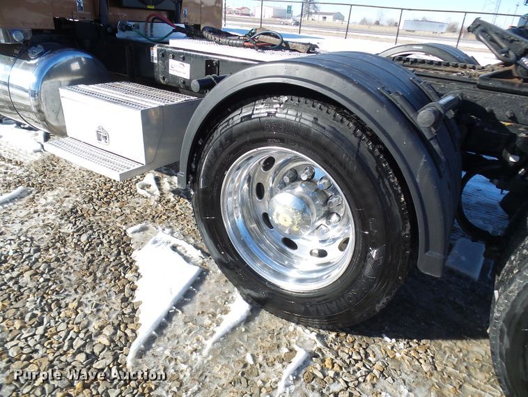 image for item DC2765 2013 Peterbilt 389  semi truck