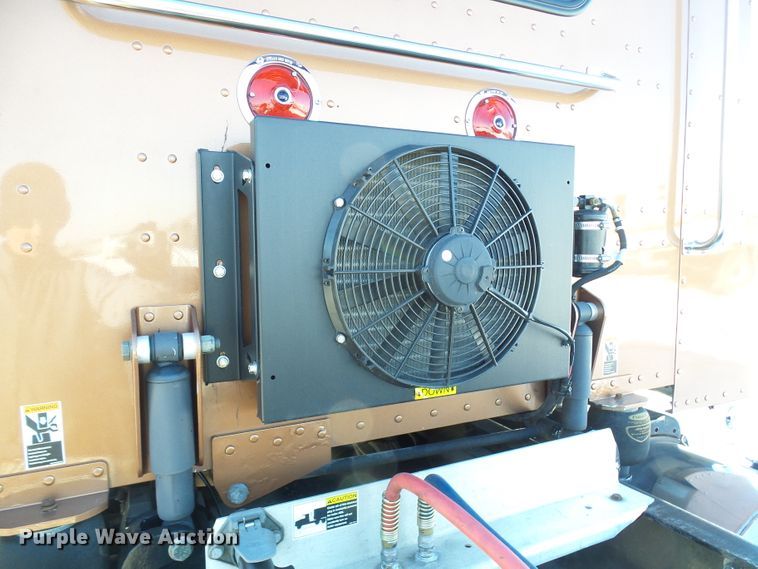 image for item DC2765 2013 Peterbilt 389  semi truck