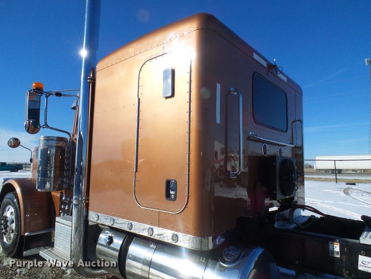 image for item DC2765 2013 Peterbilt 389  semi truck