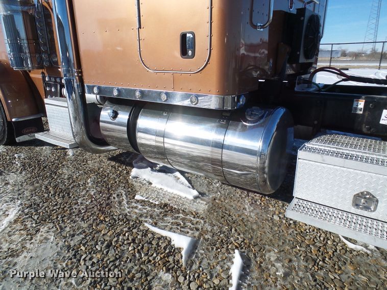 image for item DC2765 2013 Peterbilt 389  semi truck