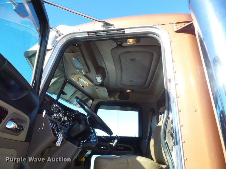 image for item DC2765 2013 Peterbilt 389  semi truck