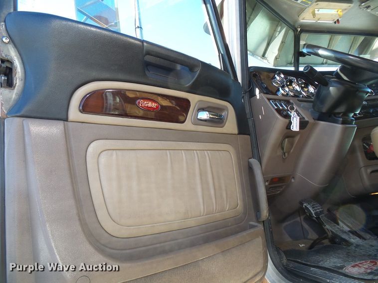 image for item DC2765 2013 Peterbilt 389  semi truck