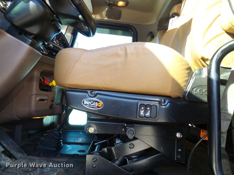 image for item DC2765 2013 Peterbilt 389  semi truck