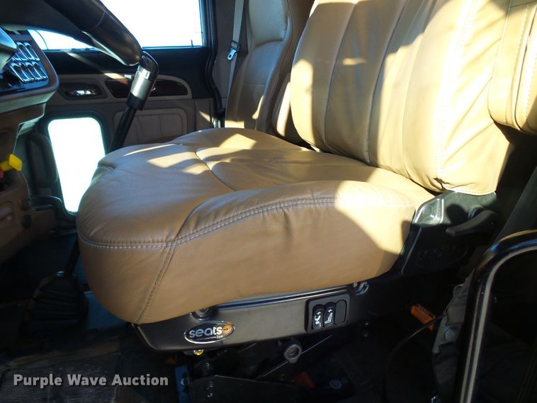 image for item DC2765 2013 Peterbilt 389  semi truck