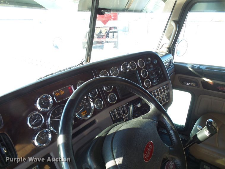 image for item DC2765 2013 Peterbilt 389  semi truck