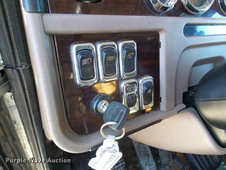 image for item DC2765 2013 Peterbilt 389  semi truck