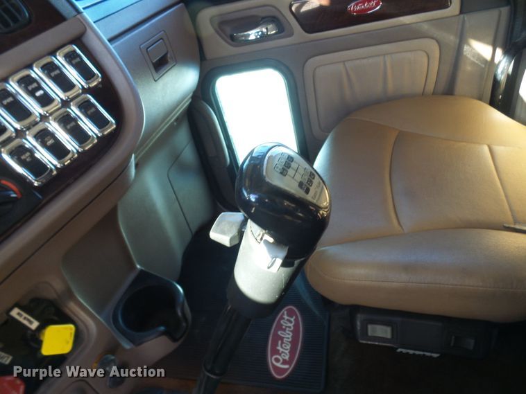 image for item DC2765 2013 Peterbilt 389  semi truck