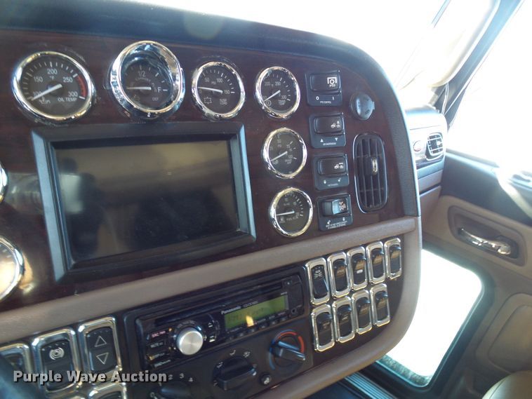 image for item DC2765 2013 Peterbilt 389  semi truck