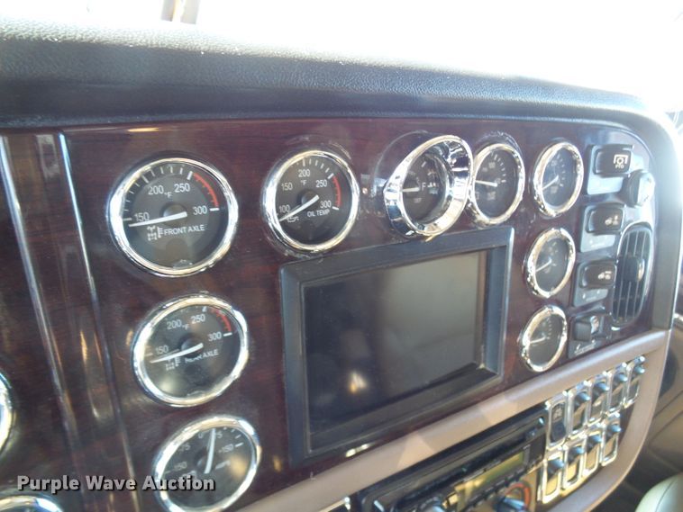 image for item DC2765 2013 Peterbilt 389  semi truck